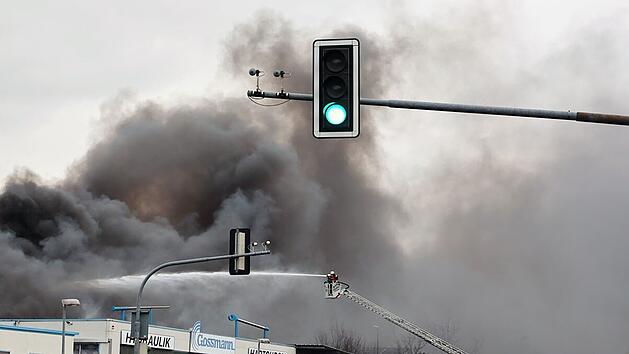 Aschaffenburg: Flammeninferno in Lagerhalle