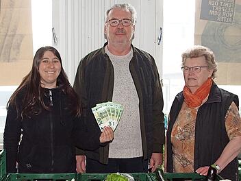 Daniela Fehn (li.), die Projektleiterin der Lichtenfelser Tafel, und die ehrenamtliche Helferin Brigitte Körner dankten Werner Mäusbacher, Abteilungsleiter der Theatergruppe Buch am Forst, für die Spende von 500 Euro zugunsten der Tafel.
