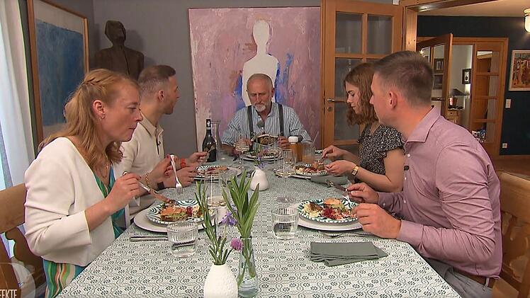 Zum Auftakt am Chiemsee trifft sich die Runde bei Franz (64).