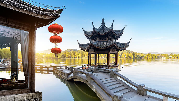 Westsee Hangzhou China Landschaft UNESCO Weltkulturerbe Pagode Tempel Br&uuml;cke Natur Sehensw&uuml;rdigkeit Reiseziele Touristen Ausl&auml;ndische Besucher Tourismusbranche Bootsfahrt See Kulturerbe Marco Polo Hochsaison Ticketbuchung Sanit&auml;re Anlagen Infrastruktur Servicequalit&auml;t Volksrepublik Regulierung Tourismusminister Sun Yeli Wirtschaftswachstum Urlaubsziel Romantik