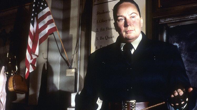 Mit dem Kn&uuml;ppel in der Hand und einem eisernen Blick: Fr&auml;ulein Kn&uuml;ppelkuh (Pam Ferris) war in den 90ern der Inbegriff des Kinderschrecks.