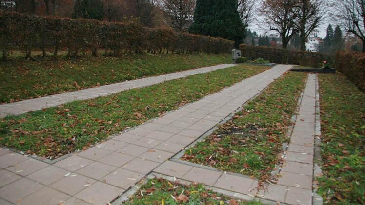 Früher befanden sich hier Reihengräber, doch sie sind alle aufgelassen worden. In Zukunft soll die Fläche für Urnenbestattungen genutzt werden.