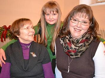Die Feier der Grundschule in Mönchröden wurde zu einem Weihnachtsfest der Generationen. Von links: Oma Elsbeth Liebermann, Enkeltochter Gina Liebermann und Claudia Liebermann.