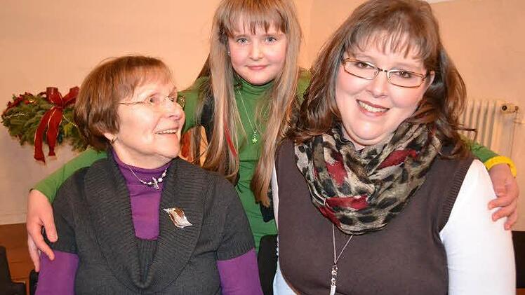 Die Feier der Grundschule in Mönchröden wurde zu einem Weihnachtsfest der Generationen. Von links: Oma Elsbeth Liebermann, Enkeltochter Gina Liebermann und Claudia Liebermann.