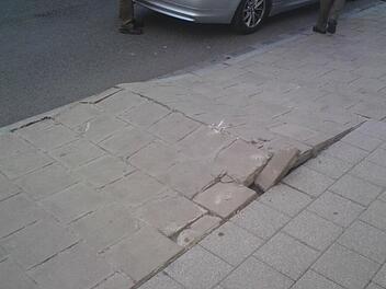 Rätselhafte Stolperfallen entstanden über Nacht. Hier in der Hainstraße.