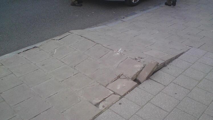 Rätselhafte Stolperfallen entstanden über Nacht. Hier in der Hainstraße.