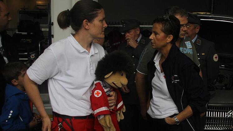Schon traditionell dabei: Handpuppe Schorsch (Mitte), Rot-Kreuz-Chefin Beate Ulonska (rechts) und Kirsten Fraedrich.