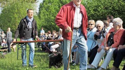 Um diesem Gottesdienst beiwohnen zu können, trug sich mancher die Sitzgelegenheit selbst vor Ort.