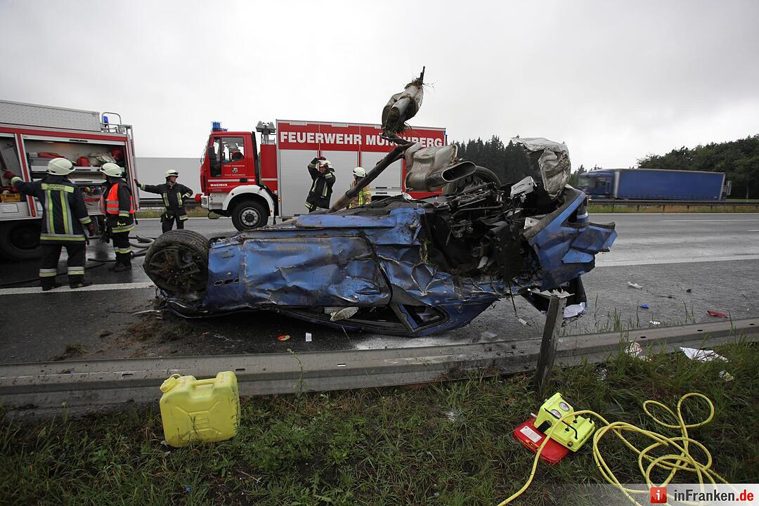 Maserati ueberschlaegt sich auf der A9 - Fahrer schwer verletzt