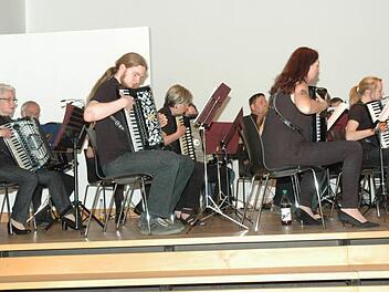 Coburger und Dortmunder Akkordeonisten musizieren hier zusammen. Foto: Edwin Meißinger