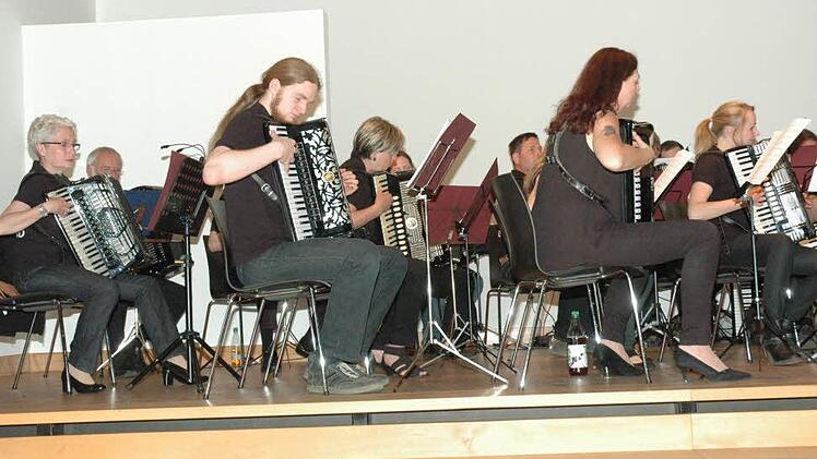 Coburger und Dortmunder Akkordeonisten musizieren hier zusammen. Foto: Edwin Meißinger