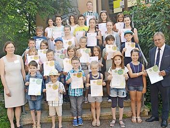 Die erfolgreichen Schüler der Sing- und Musikschule des Landkreises Kronach - rechts Kronachs Bürgermeister Wolfgang Beiergrößlein, links Lehrerin Birgit Eichstätter Foto: K.-H. Hofmann