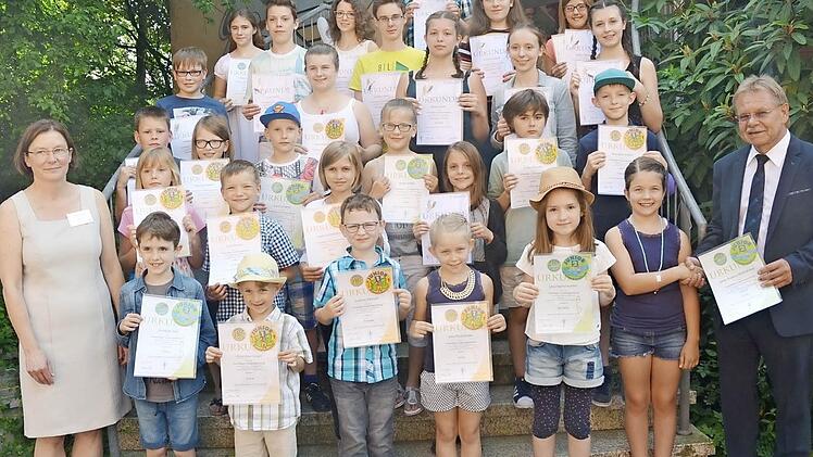 Die erfolgreichen Schüler der Sing- und Musikschule des Landkreises Kronach - rechts Kronachs Bürgermeister Wolfgang Beiergrößlein, links Lehrerin Birgit Eichstätter Foto: K.-H. Hofmann