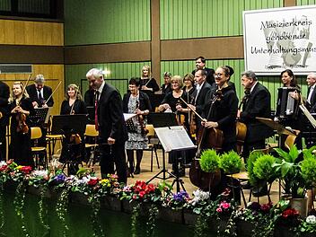 Reichlich Applaus verdiente sich der Musizierkreis Neustadt unter Leitung von Norbert Luche bei seinem Neujahrskonzert.Foto: Jochen Berger