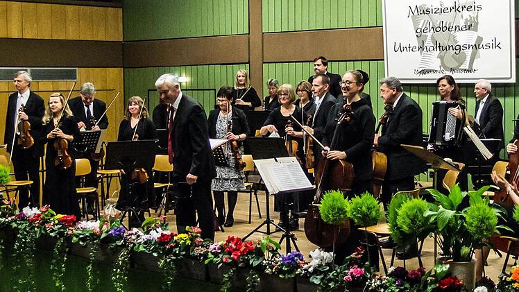 Reichlich Applaus verdiente sich der Musizierkreis Neustadt unter Leitung von Norbert Luche bei seinem Neujahrskonzert.Foto: Jochen Berger