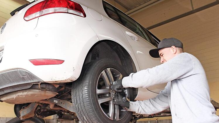 Florian Heußinger, Auszubildender zum Kfz-Mechatroniker bei der Firma Gelder & Sorg, montiert die ersten Sommerreifen.  Foto: Katja Müller