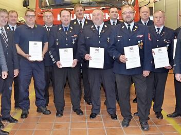 Staatliche Ehrenzeichen in Gold und Silber gab es bei der Dienstversammlung der Feuerwehr Stockheim. Jeweils mit Urkunde (v.l.) André Korn, Daniel Wachter, Gerald Rebhan, Renald Steger, Detlef Heublein, Christian Rebhan. Mit im Bild von links Bürgermeister Rainer Detsch, Landratstellvertreter Gerhard Wunder, KBM Klaus Dressel, KBM Kreisjugendwart Dirk Raupach, KBI Harald Schnappauf, André Friedrich (1.Kommandant), Michael Müller (2. Kommandant) und KBR Joachim Ranzenberger (rechts). Foto: K.-...
