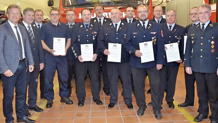 Staatliche Ehrenzeichen in Gold und Silber gab es bei der Dienstversammlung der Feuerwehr Stockheim. Jeweils mit Urkunde (v.l.) André Korn, Daniel Wachter, Gerald Rebhan, Renald Steger, Detlef Heublein, Christian Rebhan. Mit im Bild von links Bürgermeister Rainer Detsch, Landratstellvertreter Gerhard Wunder, KBM Klaus Dressel, KBM Kreisjugendwart Dirk Raupach, KBI Harald Schnappauf, André Friedrich (1.Kommandant), Michael Müller (2. Kommandant) und KBR Joachim Ranzenberger (rechts). Foto: K.-...