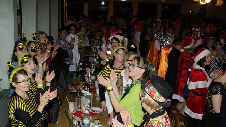 Stimmung und gute Laune sind stete Gäste beim Auraer Weiberfasching. Foto: Winfried Ehling