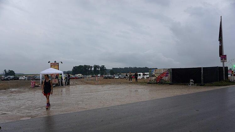 Das Festivalgelände wurde durch den Regen zusehends aufgeweicht, aber gefeiert wurde trotzdem. Foto: Richard Sänger