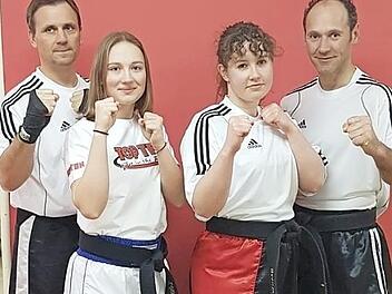 Schafften die Prüfung für den jeweiligen Meistergrad zum Schwarzgurt mit Bravour: Martin Mölter, Johanna Zeitler, Svenja Dietze und Stefan Güßbacher (von links) Foto: Wolfgang Dietz