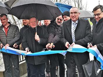 Mehr Sicherheit für alle Verkehrsteilnehmer versprachen (von links) Andreas Röder (Tiefbau, Landratsamt), Landrat Thomas Bold, Dekan Stephan Hartmann, Pfarrer Marcus Döbert (verdeckt), Bürgermeister Andreas Sandwall und Alexander Stolz (Stolz-Bau, Hammelburg) bei der Inbetriebnahme der neuen Fußgänger- und Radlerbrücke über die Saale. Foto: Sigismund von Dobschütz