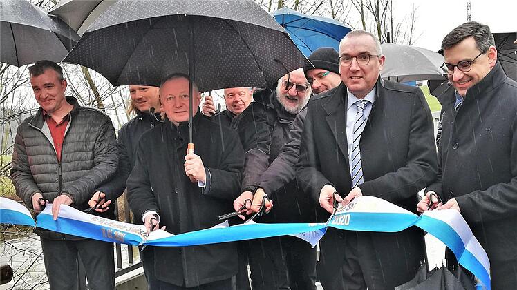 Mehr Sicherheit für alle Verkehrsteilnehmer versprachen (von links) Andreas Röder (Tiefbau, Landratsamt), Landrat Thomas Bold, Dekan Stephan Hartmann, Pfarrer Marcus Döbert (verdeckt), Bürgermeister Andreas Sandwall und Alexander Stolz (Stolz-Bau, Hammelburg) bei der Inbetriebnahme der neuen Fußgänger- und Radlerbrücke über die Saale. Foto: Sigismund von Dobschütz