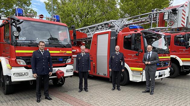 Unser Foto zeigt (von links) den  Feuerwehrarzt und neuen  Schriftf&uuml;hrer  Philipp Nosko, Stadtbrandmeister Michael Wolf, Stadtbrandinspektor Harald Albert und Oberb&uuml;rgermeister  Dirk Vogel.