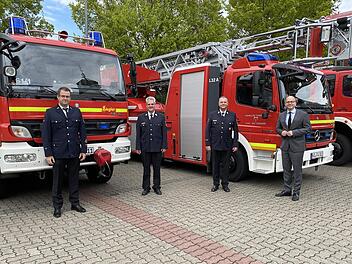 Unser Foto zeigt (von links) den  Feuerwehrarzt und neuen  Schriftf&uuml;hrer  Philipp Nosko, Stadtbrandmeister Michael Wolf, Stadtbrandinspektor Harald Albert und Oberb&uuml;rgermeister  Dirk Vogel.
