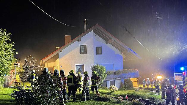 Blitzeinschlag: Rauch dringt aus Wohnhaus