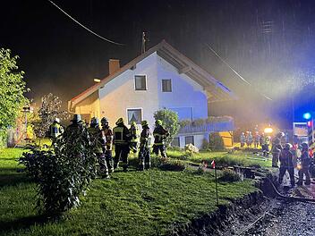 Blitzeinschlag: Rauch dringt aus Wohnhaus