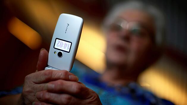 Betrüger gerät an die falsche Dame – Seniorin rastet aus.