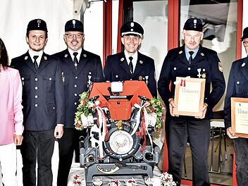 Die Indienststellung der neuen Tragkraftspritze der Freiwilligen Feuerwehr von Ebneth-Hainweiher bot zugleich eine gute Gelegenheit, um verdiente Mitglieder der Wehren zu ehren. Dies waren (v. re.) Dieter Weid und Franz Westermeyer, die zu Ehrenmi...