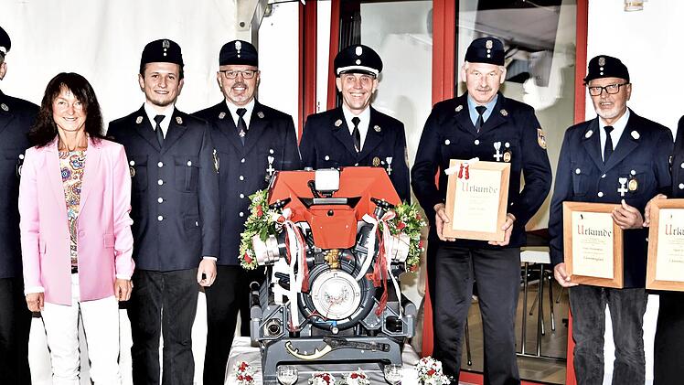 Die Indienststellung der neuen Tragkraftspritze der Freiwilligen Feuerwehr von Ebneth-Hainweiher bot zugleich eine gute Gelegenheit, um verdiente Mitglieder der Wehren zu ehren. Dies waren (v. re.) Dieter Weid und Franz Westermeyer, die zu Ehrenmi...