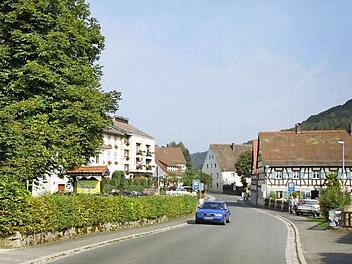 Zwischen der Kindertagesstätte und der Tankstelle Vogel soll die Talstraße auf Tempo 30 begrenzt werden. Das Landratsamt lehnte diesen Antrag ab. Der Gemeinderat beschäftigt sich weiter mit dem Thema.  Foto: löw
