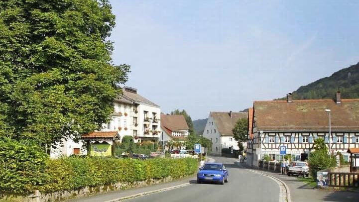 Zwischen der Kindertagesstätte und der Tankstelle Vogel soll die Talstraße auf Tempo 30 begrenzt werden. Das Landratsamt lehnte diesen Antrag ab. Der Gemeinderat beschäftigt sich weiter mit dem Thema.  Foto: löw