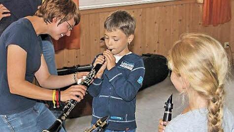Früh übt sich: Stefanie Geiling stellte den Buben und Mädchen beim Infonachmittag im Kindergarten verschiedene Musikinstrumente vor. Die Kinder durften sich auch an den Instrumenten versuchen. Foto: Dieter Britz