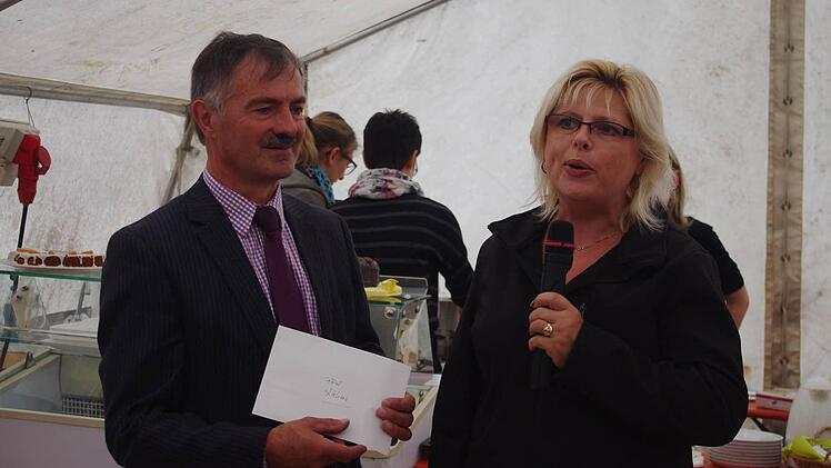 Claudia Beitzinger, Vorsitzende der FFW Lahm (rechts), überreichte Gerhard Eidelloth eine Spende von 500 Euro. Foto: Heike Schülein