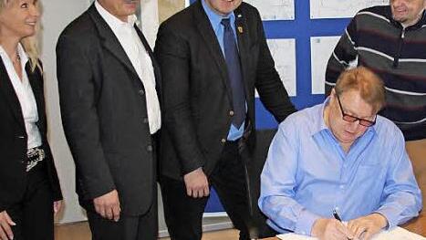 Telekom-Regionalmanagerin Marion Thüngen aus Nürnberg, ihr Kollege Klaus Markert aus Schweinfurt mit den Bürgermeistern Hennemann, Sendelbeck und Nowak (im Bild von links) beim Unterschreiben der Verträge.  Foto: Ralf Kestel
