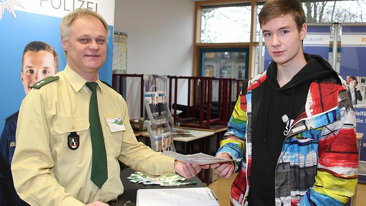 Hans Jelten kam eigens aus Kronach, um sich bei der Abitura über den Polizeiberuf zu informieren. Foto: Sonja Adam