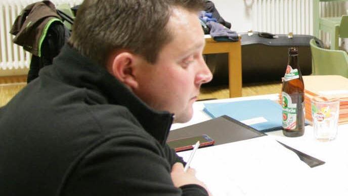 Christoph Hohlweg verfolgt mit Partituren die Probe, die zwischendurch Sebastian Barumen leitet. Foto: Klaus Klaschka
