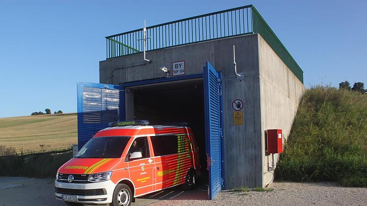 Das neue Fahrzeug vor der Zufahrt zum Rettungsstollen. Foto: Matthias Einwag