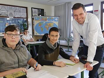 Daniel und Süleyman passen genau auf, welche Tipps ihr Konrektor Jens Alex (von links) für sie hat. Foto: Manja von Nida