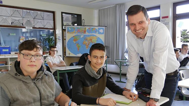 Daniel und Süleyman passen genau auf, welche Tipps ihr Konrektor Jens Alex (von links) für sie hat. Foto: Manja von Nida