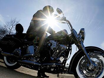 Der Start der Motorradsaison steht kurz bevor. Gef&auml;hrlich ist es allerdings, wenn sich die Biker nach der langen Winterpause ohne ausreichende Vorbereitung wieder auf ihre Maschinen setzen und die ersten Runden drehen.  Die oberfr&auml;nkische Polizei hat Tipos f&uuml;r Biker. Symbolfoto: Roland Weihrauch