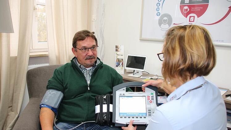 Udo Heimann und Marion Hümmler vom Zentrum für Telemedizin führen  ein System zur Ferndiagnose vor. Foto: Ralf Ruppert