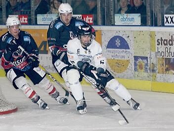 Im ersten Drittel hatten die Haßfurter "Hawks" (von links Alexander Stahl und Daniel Hora) gegen die "Black Bears" aus Freising (vorne Felix Kammermeier) ganz schön zu tun.  Foto: Ralf Naumann