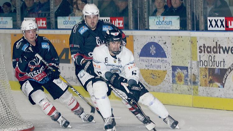Im ersten Drittel hatten die Haßfurter "Hawks" (von links Alexander Stahl und Daniel Hora) gegen die "Black Bears" aus Freising (vorne Felix Kammermeier) ganz schön zu tun.  Foto: Ralf Naumann