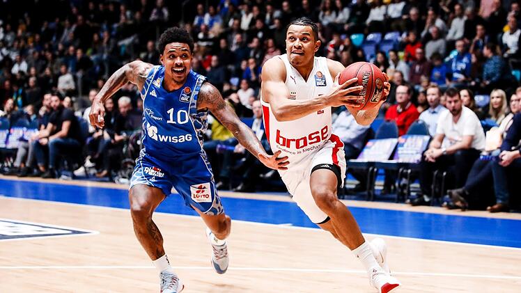 Der Bamberger Nelson Weidemann (links) zieht am Frankfurter Lamont Jones zum Korb und schließt mit einem Dunking ab. Foto: Daniel Löb