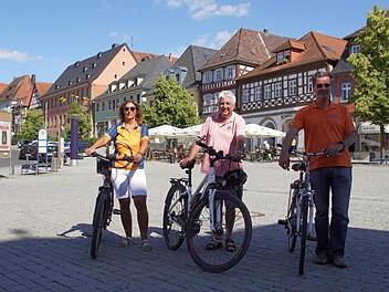 Der ADFC Obermain, hier mit den Tourenleitern Armin Lieb (Mitte), Sonja Fischer und Max Rother l&auml;dt auch heuer wieder mit interessanten Touren ein zum fr&ouml;hlichen Radeln. Foto: Mario Deller